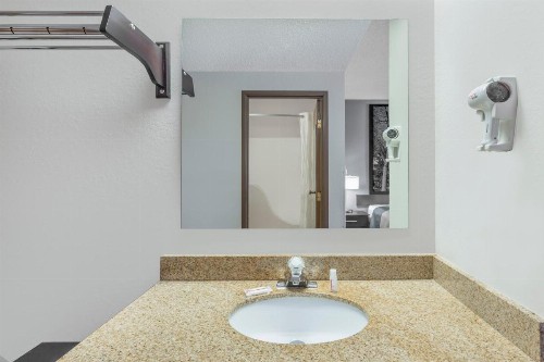 Super 8 by Wyndham Madison South - image 31