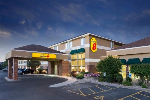 Super 8 by Wyndham Madison South - image 32