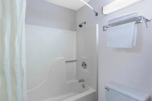 Super 8 by Wyndham Madison South - image 34