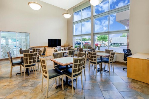 Super 8 by Wyndham Madison South - image 4
