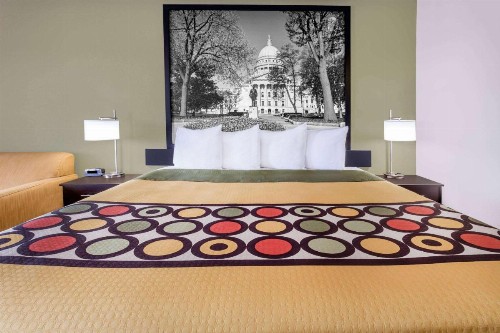 Super 8 by Wyndham Madison South - image 40