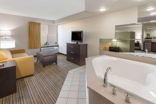 Super 8 by Wyndham Madison South - image 42