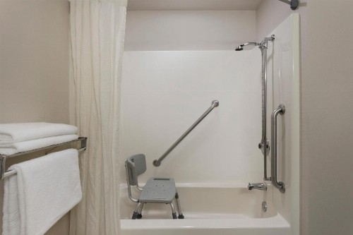 Super 8 by Wyndham Madison South - image 8
