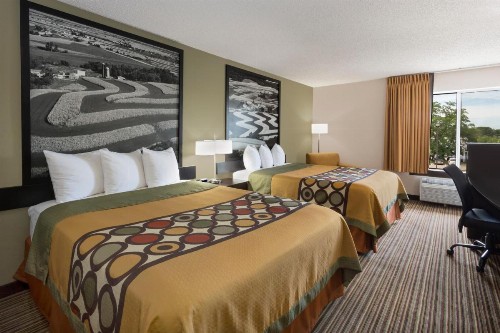 Super 8 by Wyndham Madison South - image 9
