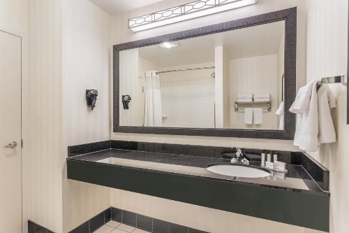Fairfield Inn and Suites by Marriott Madison East - image 10