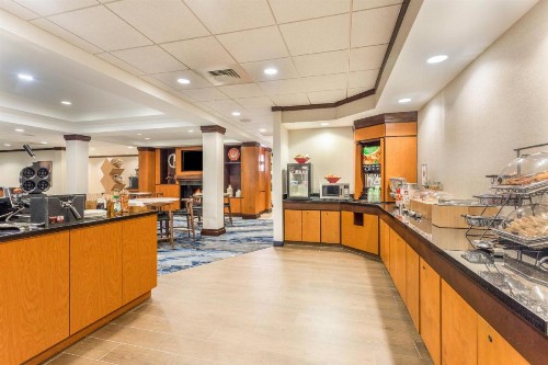 Fairfield Inn and Suites by Marriott Madison East - image 2