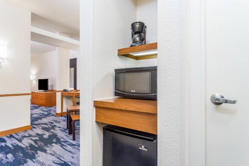 Fairfield Inn and Suites by Marriott Madison East - image 20