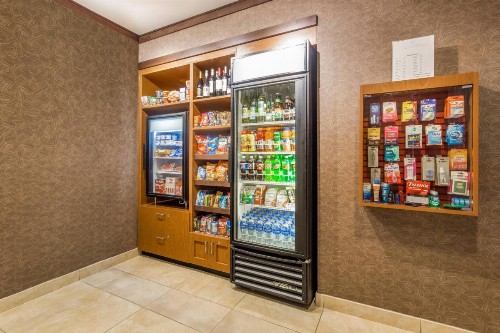 Fairfield Inn and Suites by Marriott Madison East - image 3
