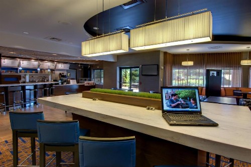 Courtyard by Marriott Madison East - image 8