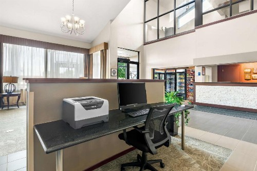 Best Western West Towne Suites - image 10