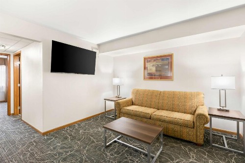 Best Western West Towne Suites - image 11
