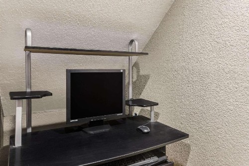 Econo Lodge Madison - image 11