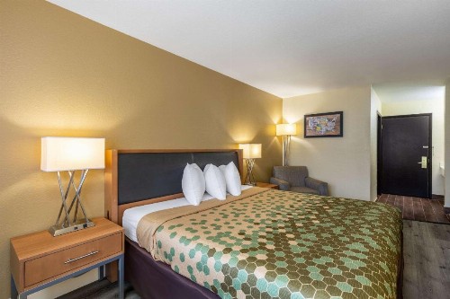 Econo Lodge Madison - image 12