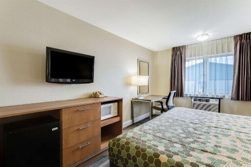 Econo Lodge Madison - image 22