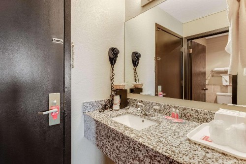 Econo Lodge Madison - image 4