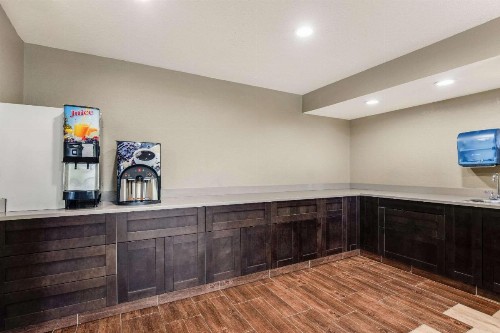 Econo Lodge Madison - image 9