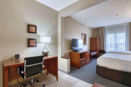 Comfort Suites Madison - image 17