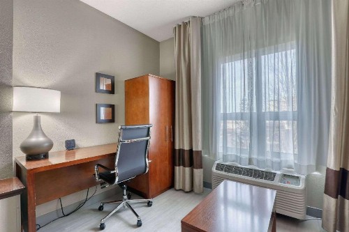 Comfort Suites Madison - image 21