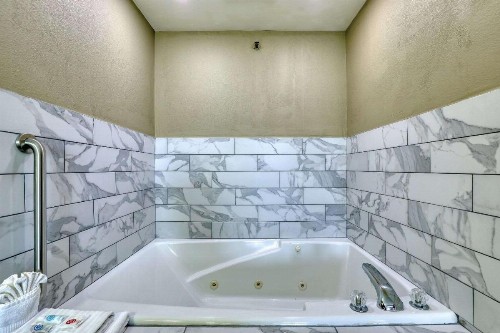 Comfort Suites Madison - image 39