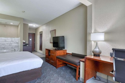 Comfort Suites Madison - image 40