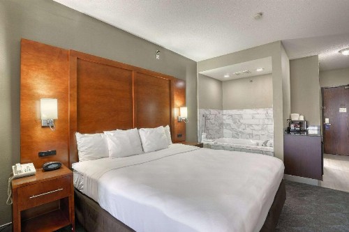 Comfort Suites Madison - image 43