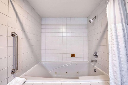 Comfort Suites Madison - image 44