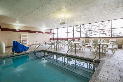 Comfort Inn & Suites Madison - Airport - image 2