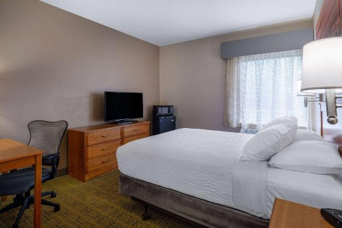 Days Inn & Suites by Wyndham Madison - image 18