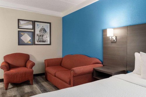 La Quinta by Wyndham Madison American Center - image 12