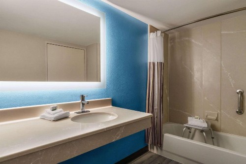 La Quinta by Wyndham Madison American Center - image 13