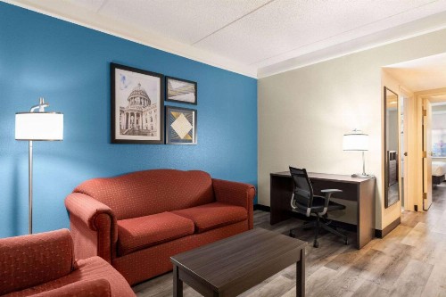 La Quinta by Wyndham Madison American Center - image 2