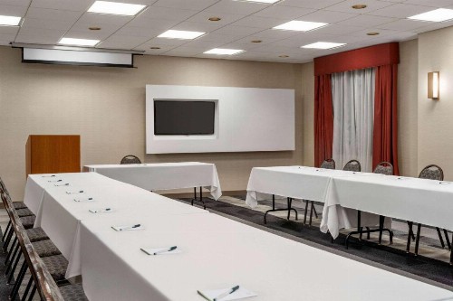 La Quinta by Wyndham Madison American Center - image 23
