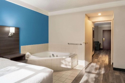 La Quinta by Wyndham Madison American Center - image 33