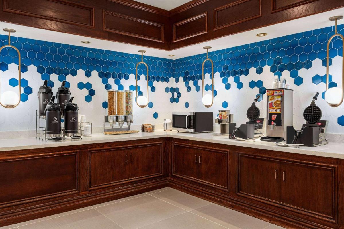La Quinta by Wyndham Madison American Center - image 5