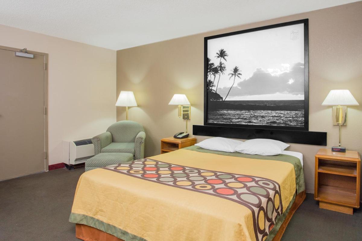 Super 8 by Wyndham Madison East - image 4