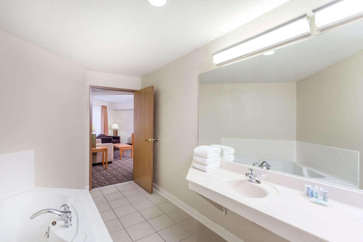Wyndham Garden Madison Fitchburg - image 3