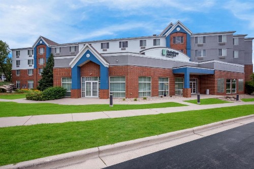 Hawthorn Suites by Wyndham Madison Fitchburg - image 2