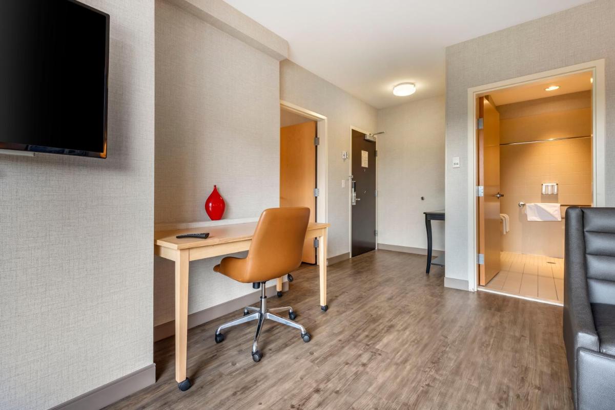 Cambria Hotel Madison East - image 4