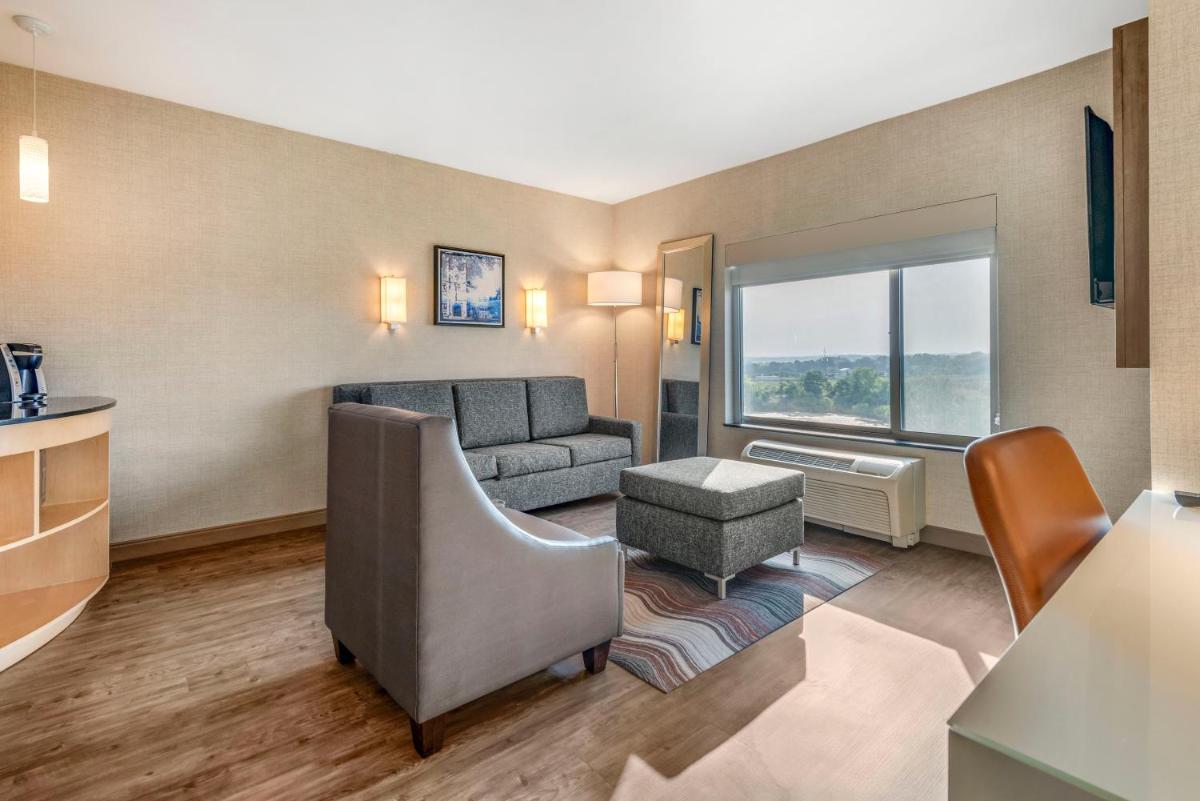 Cambria Hotel Madison East - image 7