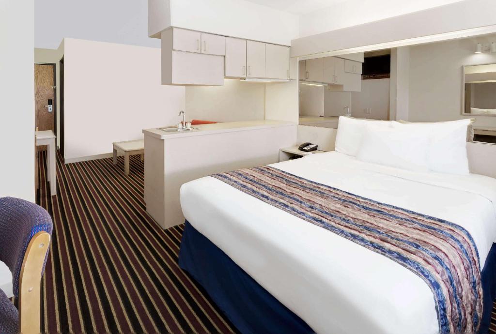 Microtel Inn & Suites By Wyndham Madison East - image 7