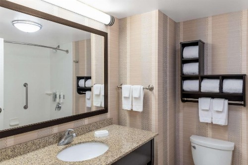 Hampton Inn & Suites Madison Downtown - image 25