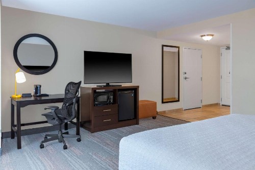 Hampton Inn & Suites Madison Downtown - image 27