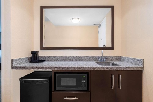 Hampton Inn & Suites Madison Downtown - image 33