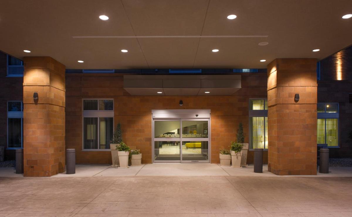 Holiday Inn Express and Suites Madison Central an IHG Hotel - image 3