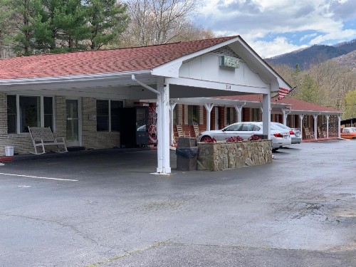 Travelowes Motel - Maggie Valley - image 13