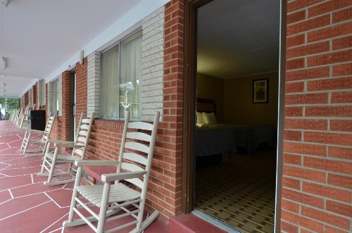 Travelowes Motel - Maggie Valley - image 14
