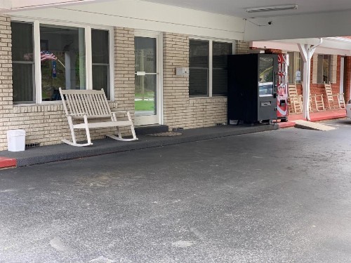 Travelowes Motel - Maggie Valley - image 15