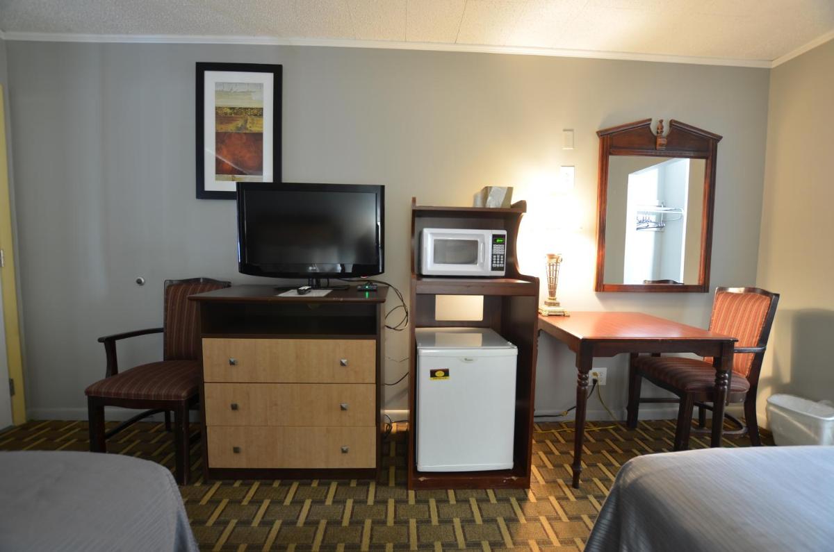 Travelowes Motel - Maggie Valley - image 2
