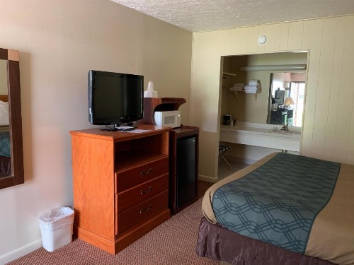 Travelowes Motel - Maggie Valley - image 24