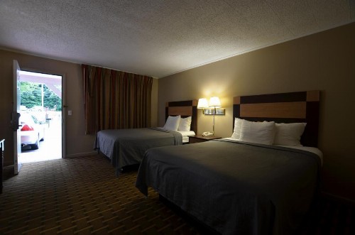 Travelowes Motel - Maggie Valley - image 25